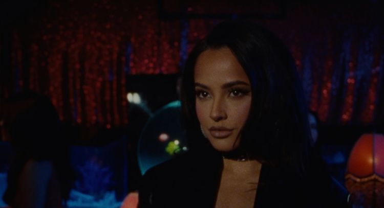 Becky G demuestra su talento y belleza en el nuevo video de 'La Nena' junto a Gabito Ballesteros
