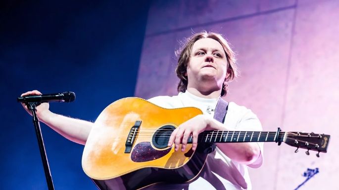Lewis Capaldi cancela sus shows de las próximas 3 semanas para recuperarse; esto es lo que pasó