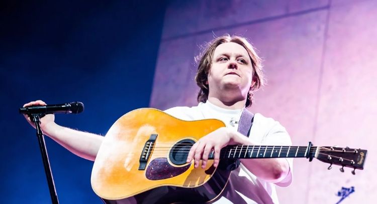 Lewis Capaldi cancela sus shows de las próximas 3 semanas para recuperarse; esto es lo que pasó