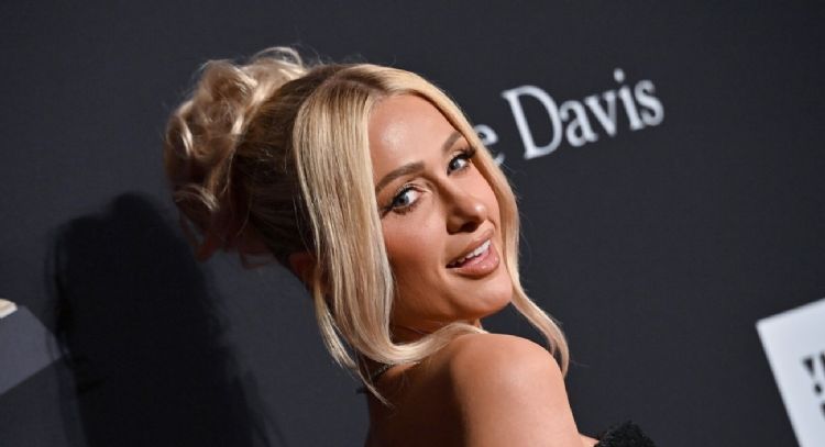 Paris Hilton se une a Kim Petras para interpretar 'Stars Are Blind' en el primer concierto de Heires