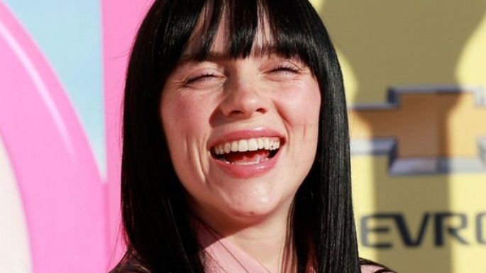 Billie Eilish sorprende al vestirse como 'Barbie' para su nuevo video musical para la banda sonora