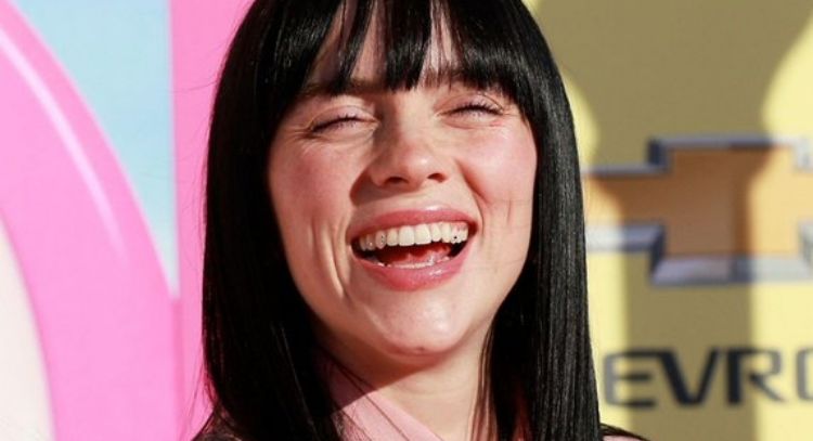 Billie Eilish sorprende al vestirse como 'Barbie' para su nuevo video musical para la banda sonora