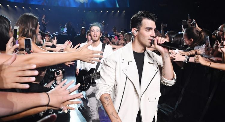 Joe Jonas revela que no se avergüenza de quitarse los pantalones en un show de Jonas Brothers