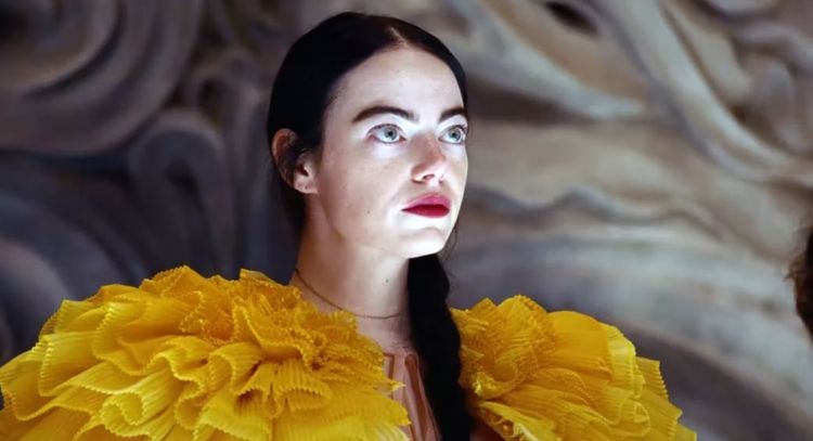 Emma Stone se roba las miradas en la nueva imagen de 'Poor Things' del cineasta Yorgos Lanthimos