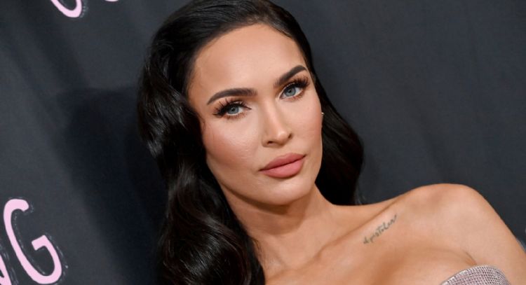 Megan Fox criticada por pedir donaciones para padre de amiga enfermo en lugar de cubrir gastos