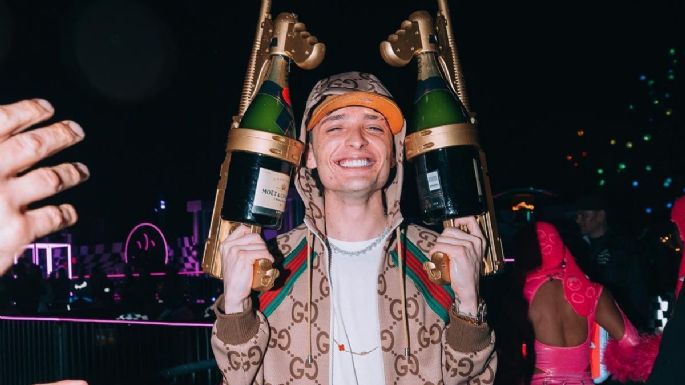 Peso Pluma presume sus lujos y excesos en redes sociales al degustar un platillo con oro