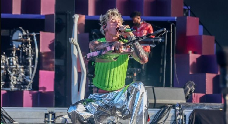 Machine Gun Kelly sorprende al cantar un cover en Don Omar y hablar perfectamente español