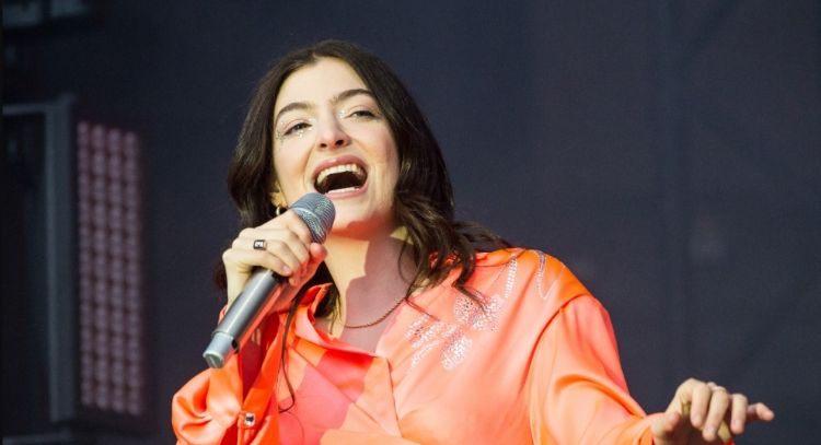 Lorde sorprende a sus fans en festival de Inglaterra en con un adelanto de dos canciones inéditas