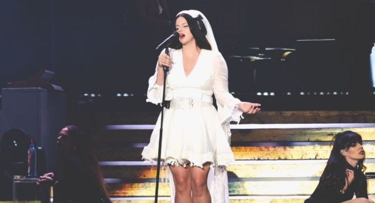 Lana Del Rey deleita a sus fans con un vestido de novia en el Foro Sol y da una noche melancólica