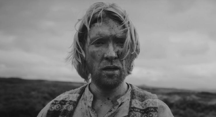 Domhnall Gleeson se enfrenta a sí mismo en el nuevo video de Hozier del tema 'De Selby (Part 2)'