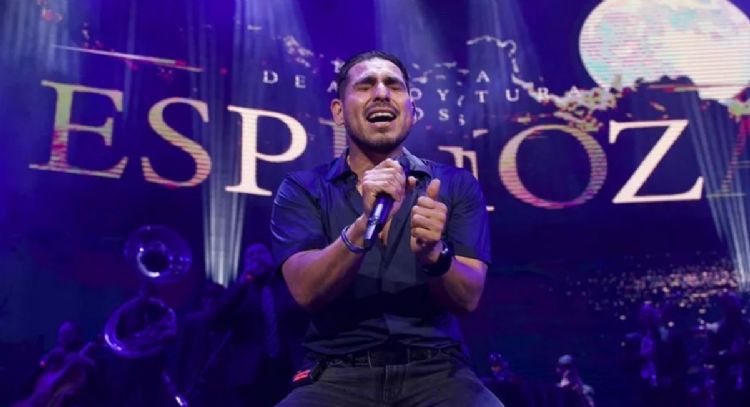 Emoción inigualable: Fan de Espinoza Paz vive momento especial en concierto y capta la atención