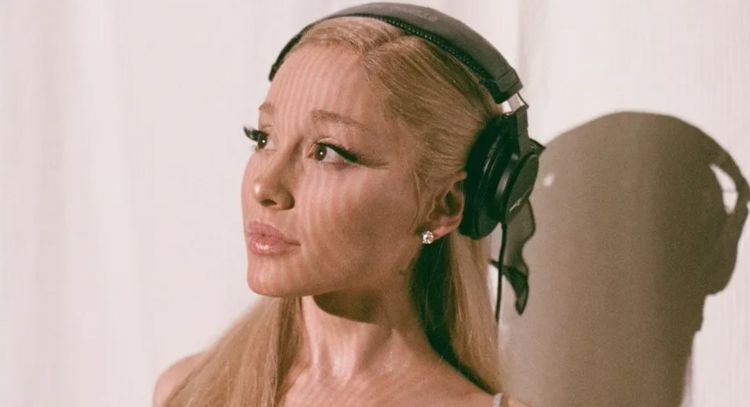 Ariana Grande celebra el aniversario de 'Yours Truly' con una actuación en vivo de 'Baby I'