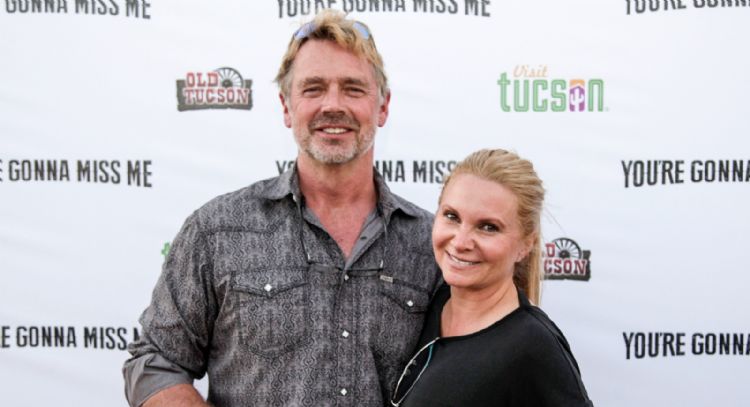 John Schneider, actor de 'Smallville' revela la mentira que dijo a su esposa antes de que muriera