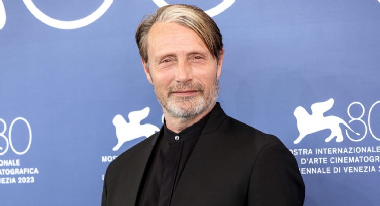 Mads Mikkelsen responde fuertemente a periodista que criticó su película por 'falta de diversidad'