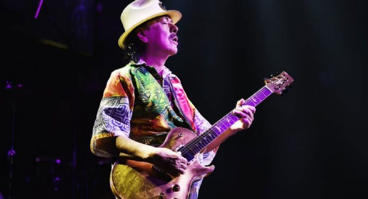 Carlos Santana revela que busca hacer colaboraciones con Taylor Swift, Beyoncé, y más artistas