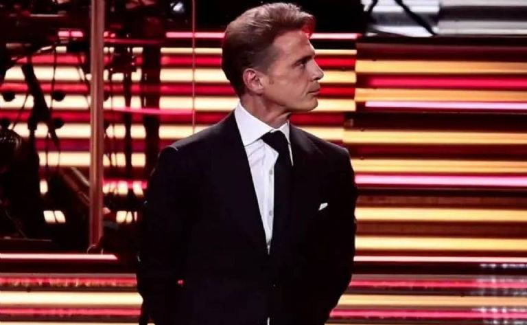 Luis Miguel sorprende a Carolina Herrera con un beso y flores en pleno concierto; mira aquí el VIDEO