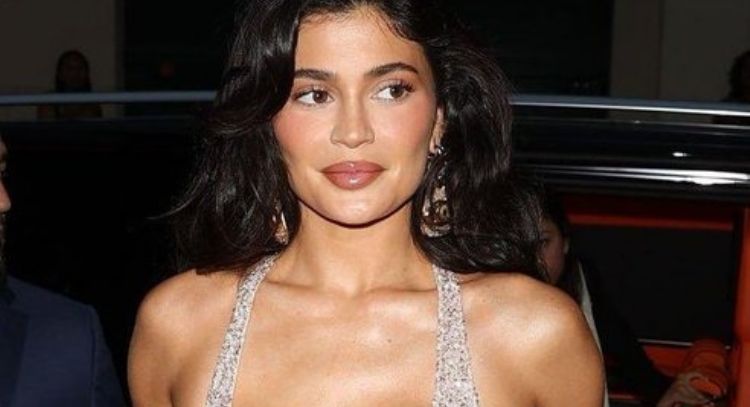 Kylie Jenner canaliza el espíritu de Lydia Deetz de 'Beetlejuice' en la Semana de la Moda de París