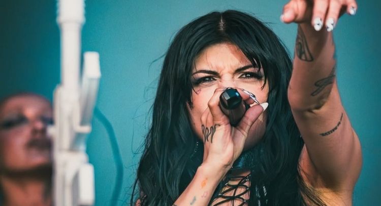 Cazzu regresa a los escenarios y desata polémica entre sus fans y Christian Nodal