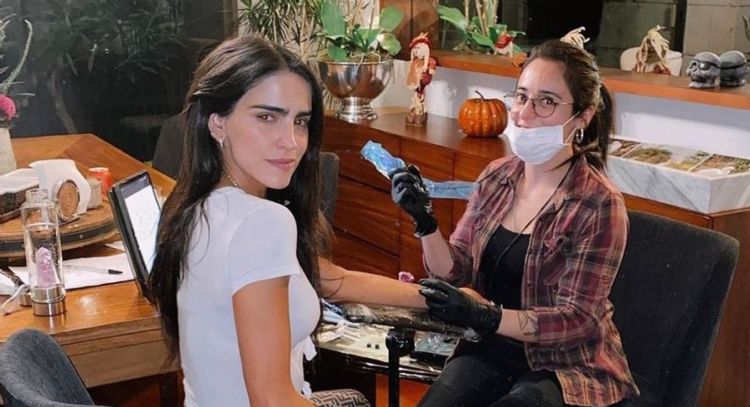 Bárbara de Regil protagoniza un divertido momento tras duplicar su tatuaje por error