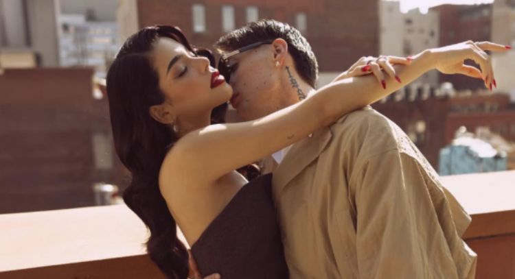 ¡Puro amor! Peso Pluma y Kenia Os celebran 9 meses de noviazgo y lo presumen